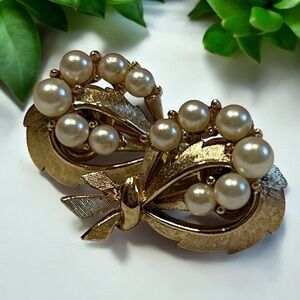 Vintage 1950-60s Crown Trifari gold-tone faux pearl clip-on earrings